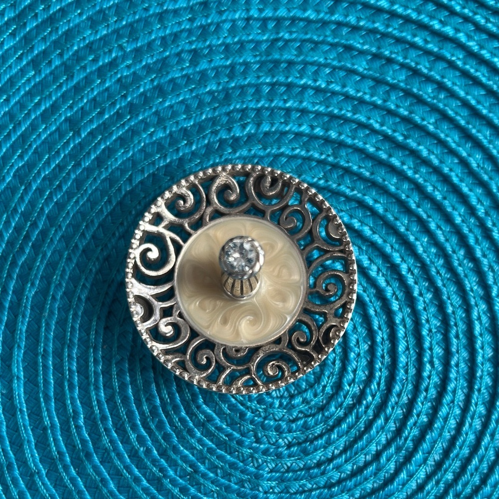Brighton Cream and Silver Swirl Ring holder